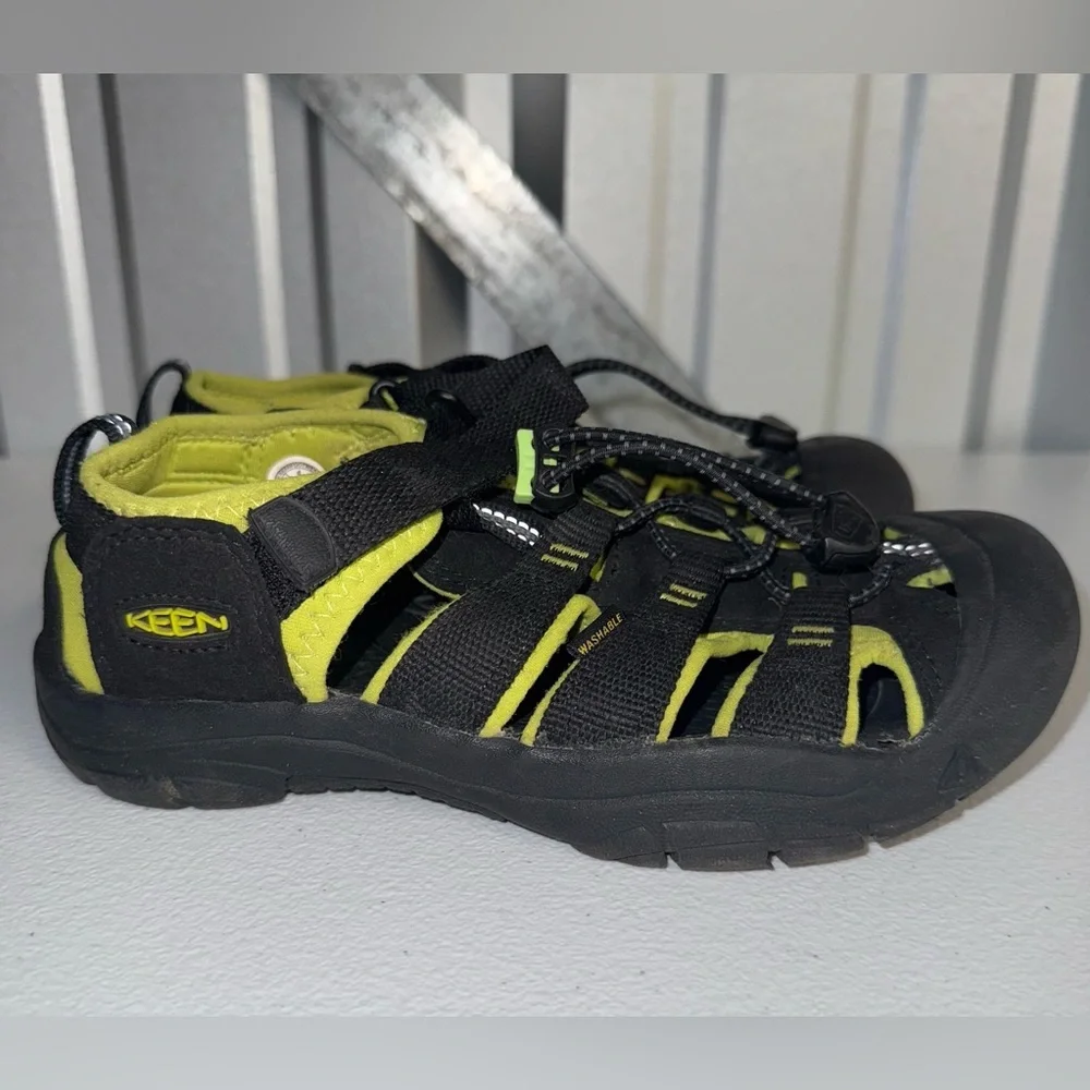 KEEN Newport H2 sandals in a black and neon lime green boys Size 4